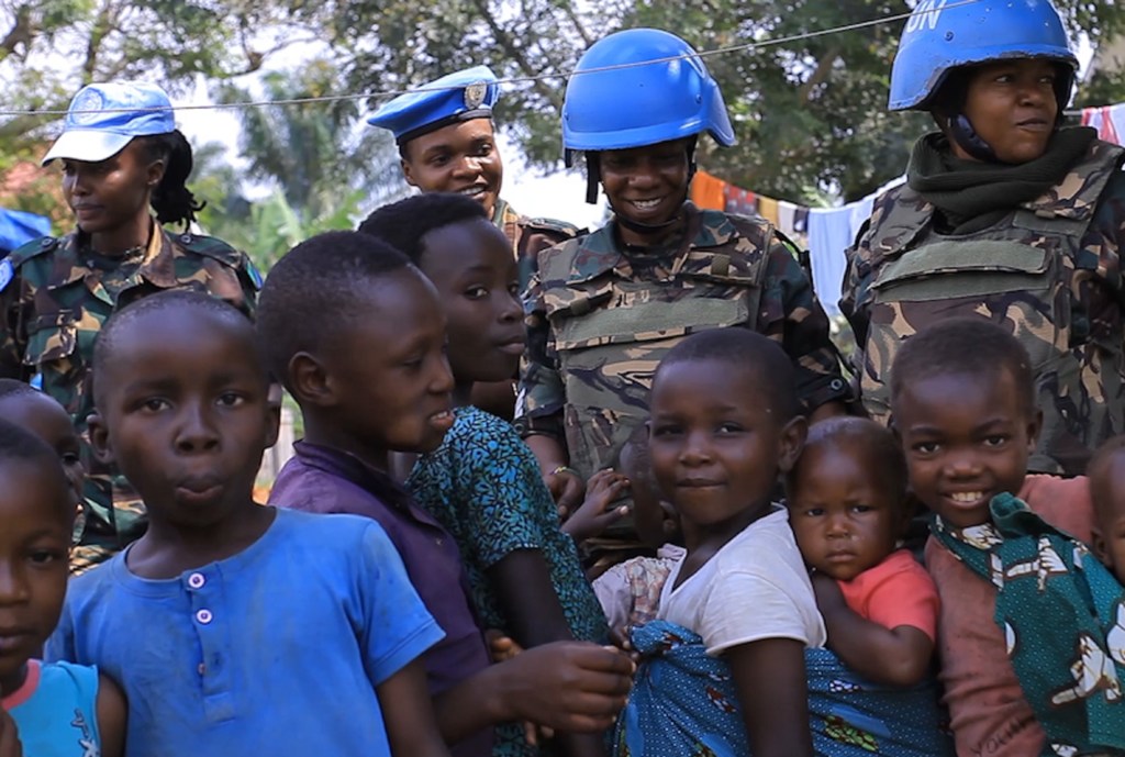 Des femmes soldats de la paix du 9e bataillon tanzanien (TANZBATT 9) s'adressent à des enfants lors de la cérémonie de remise d'un bâtiment abritant une cafétéria au dispensaire de Mavivi, à Beni, dans la province du Kivu, au nord-est de la République démocratique du Congo (16 janvier 2023).